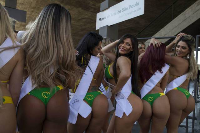 miss_bumbum_2015_contestants_take_to_the_streets_in_brazil_640_03