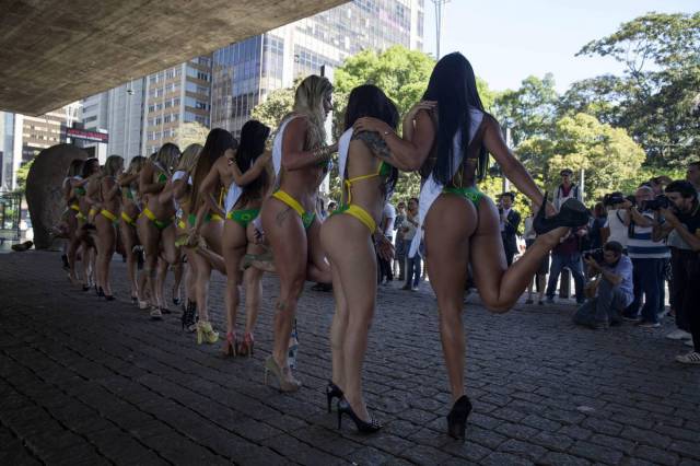 miss_bumbum_2015_contestants_take_to_the_streets_in_brazil_640_09