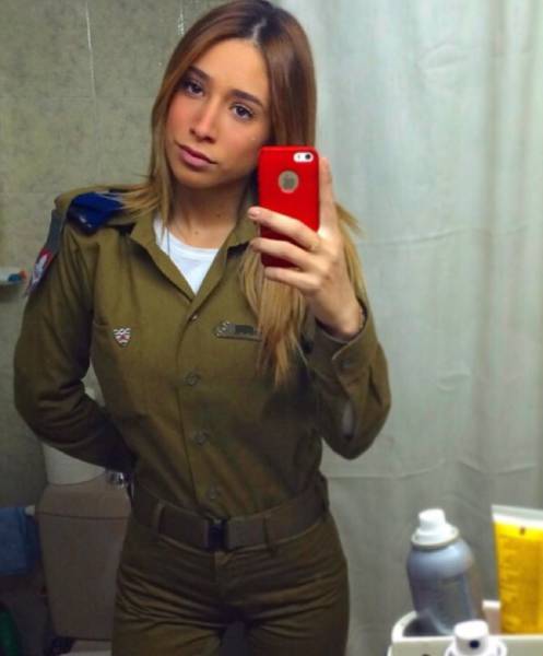 this_army_officer_has_missed_her_calling_as_a_bikini_model_640_01