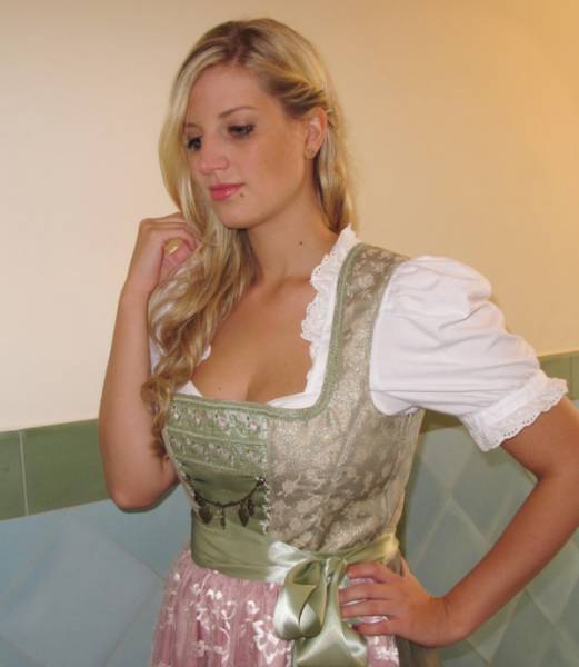 girls_in_costume_are_just_one_of_the_reasons_why_we_love_oktoberfest_640_14