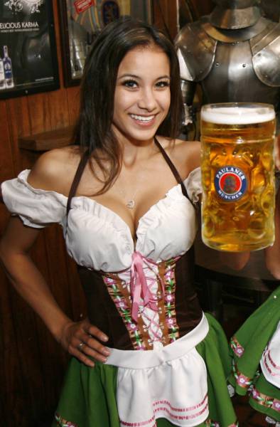 girls_in_costume_are_just_one_of_the_reasons_why_we_love_oktoberfest_640_15