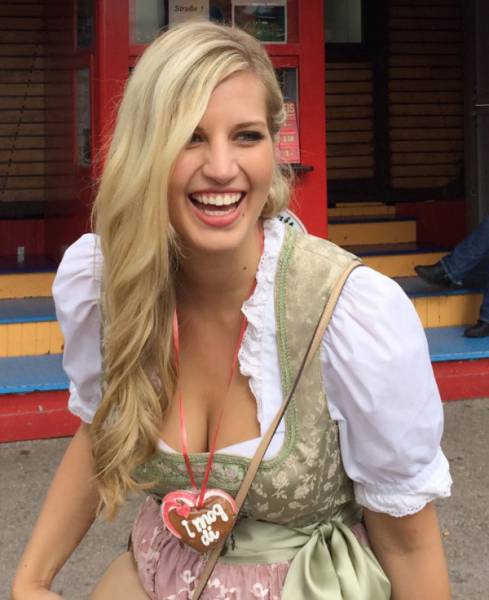 girls_in_costume_are_just_one_of_the_reasons_why_we_love_oktoberfest_640_16