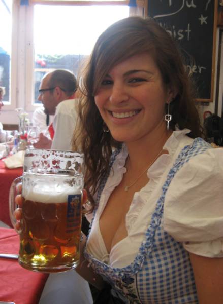 girls_in_costume_are_just_one_of_the_reasons_why_we_love_oktoberfest_640_19