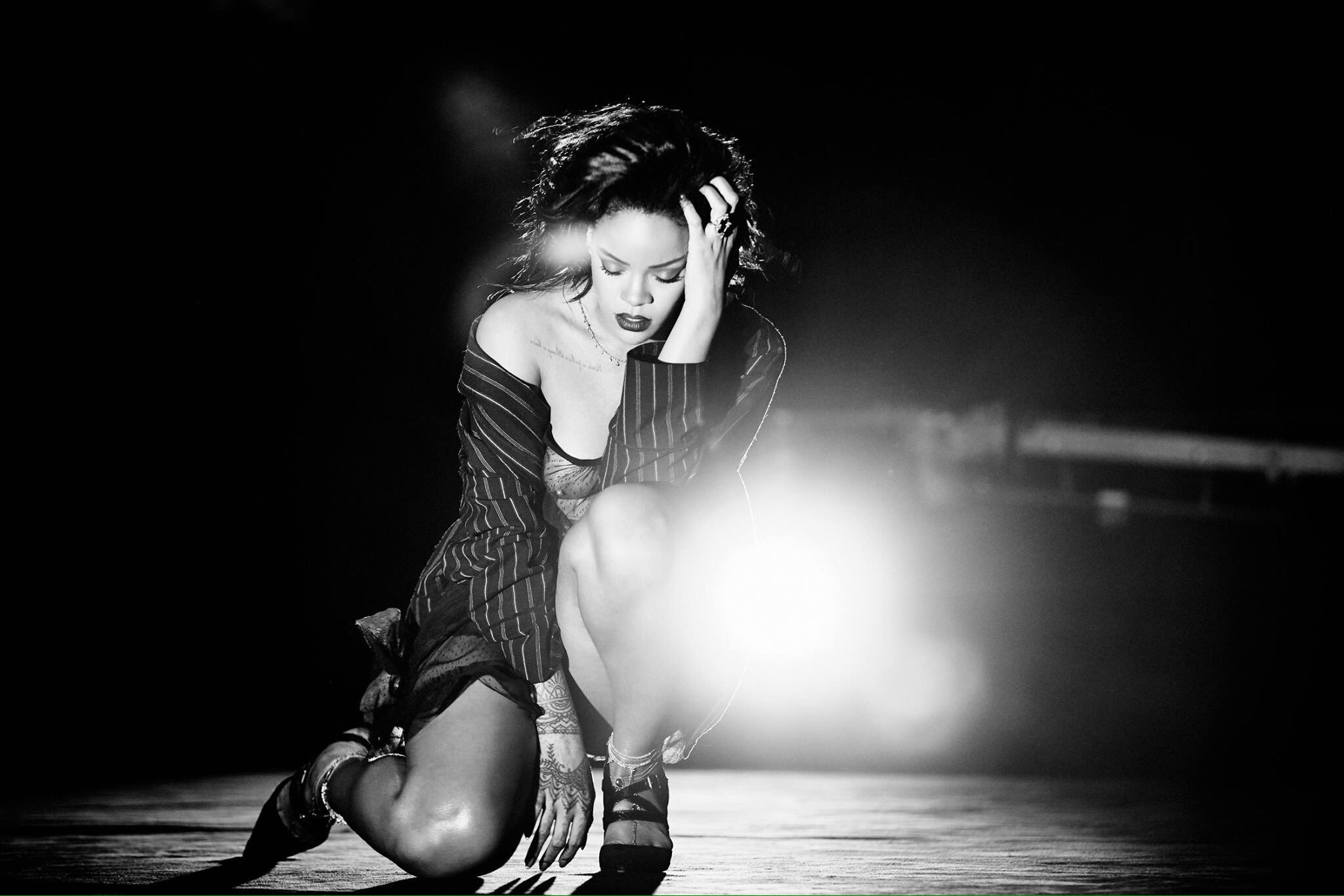 Rihanna-topless-in-her-new-video-Kiss-It-Better-photo1